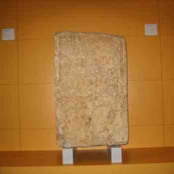 Click para ampliar. Pulsa en el nombre para ver la ficha. Arcos de herradura perfectos en una lápida romana